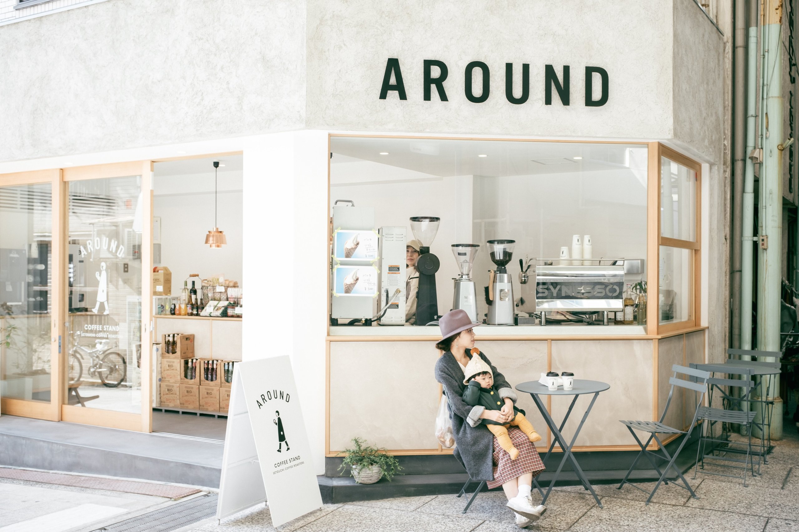 商店街の一角にある豆専門店のコーヒースタンド"AROUND"